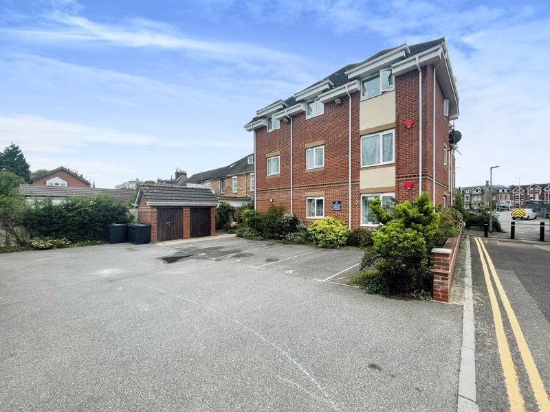 2 bed flat for sale in Longfleet Road, Poole BH15, £185,000