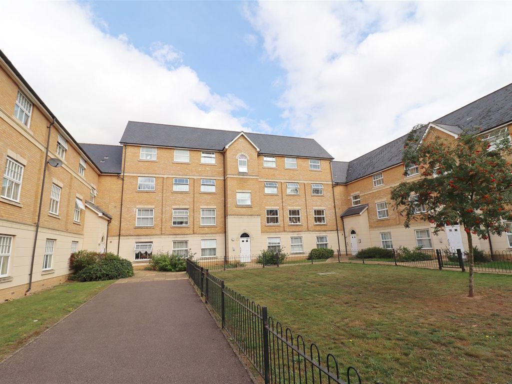 2 bed flat for sale in Malyon Close, Braintree CM7, £180,000