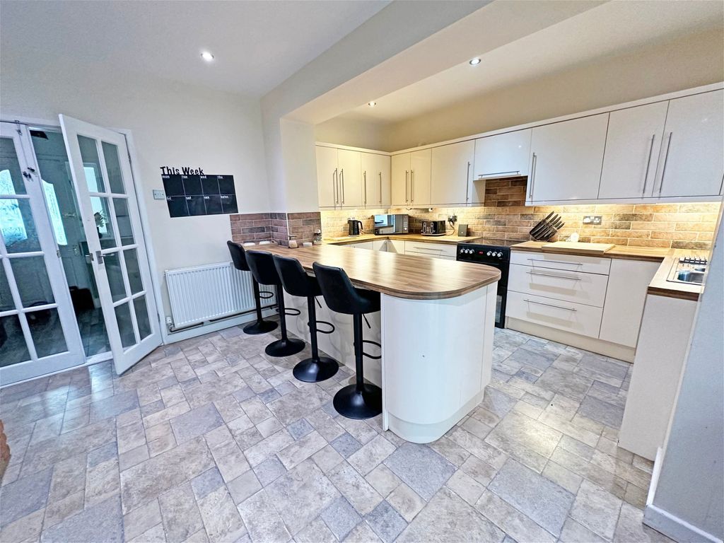 3 bed semi-detached house for sale in Stratford Road, Shirley B90, £300,000