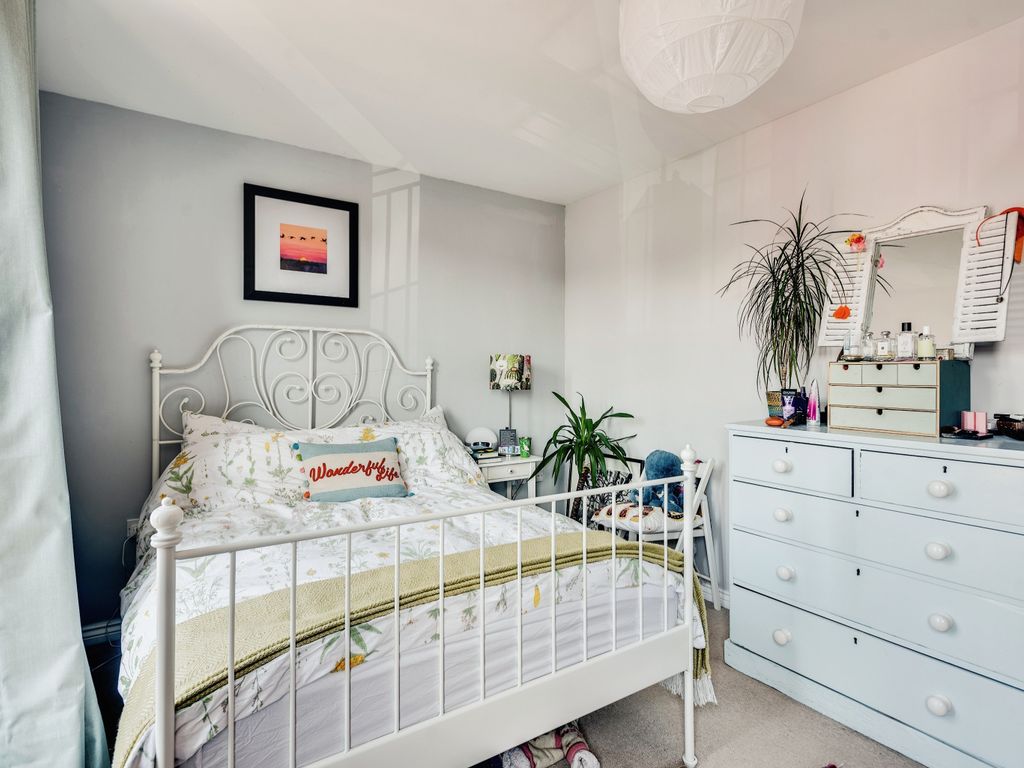 2 bed flat for sale in Ripley Road, Swindon, Wiltshire SN1, £175,000