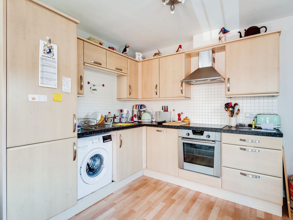 2 bed flat for sale in Ripley Road, Swindon, Wiltshire SN1, £175,000