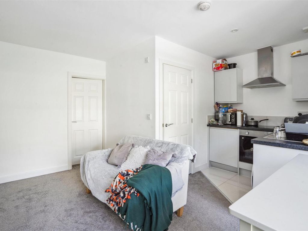 1 bed flat for sale in Priory Avenue, High Wycombe HP13, £165,000