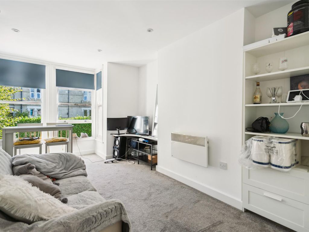 1 bed flat for sale in Priory Avenue, High Wycombe HP13, £165,000