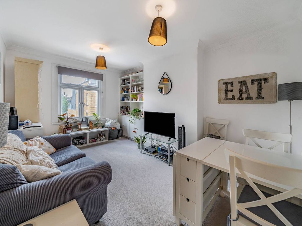 1 bed flat for sale in Battersea Park Road, Battersea, London SW11, £325,000