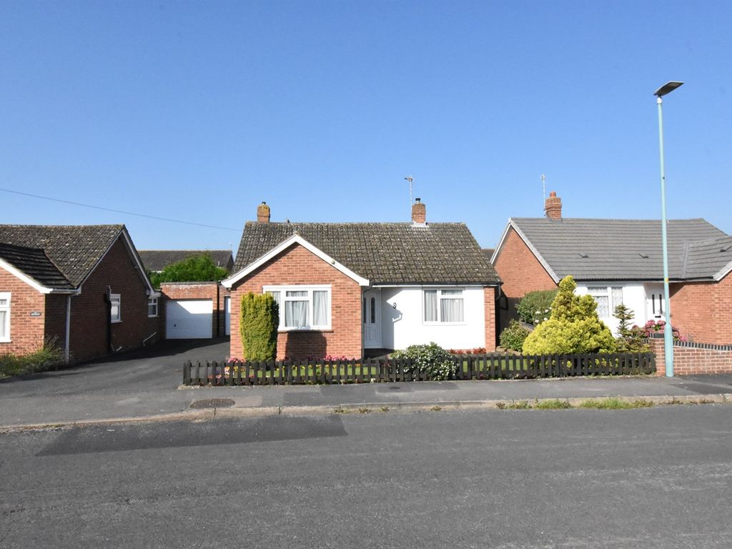2 bed detached bungalow for sale in Moulder Road, Tewkesbury GL20, £325,000