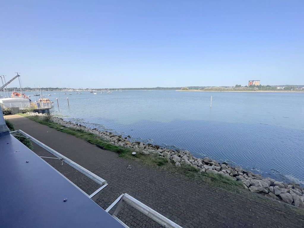 2 bed flat for sale in Lifeboat Quay, Poole BH15, £265,000