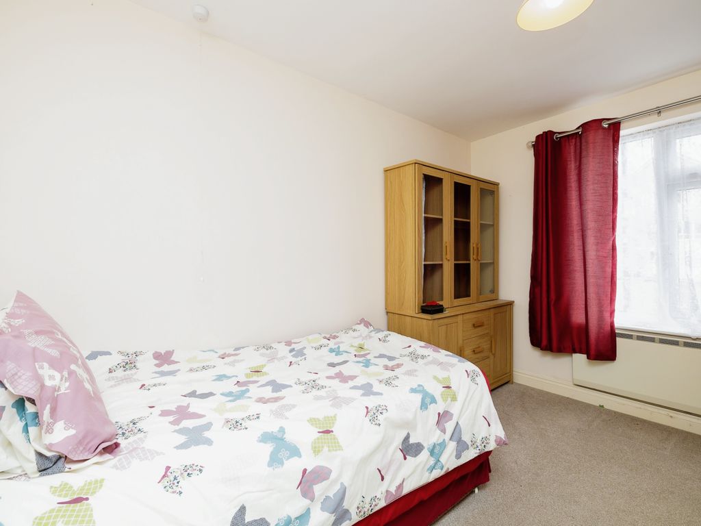 2 bed flat for sale in Priory Walk, Warwick, Warwickshire CV34, £160,000