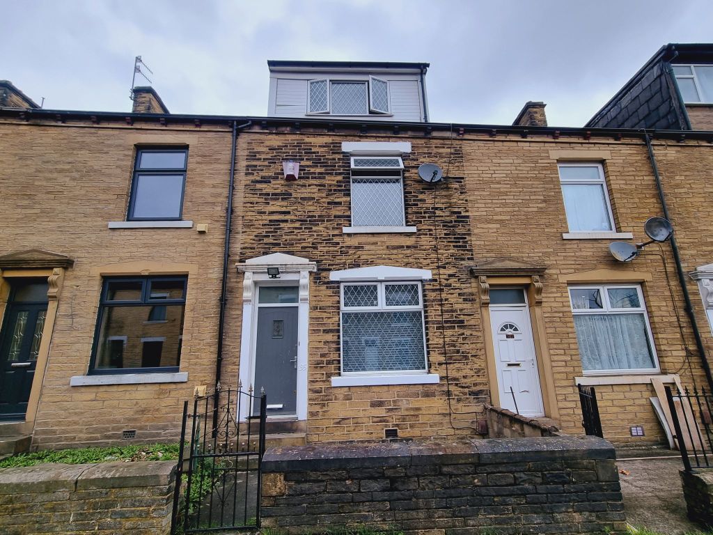 4 bed terraced house for sale in Stanmore Place, Bradford BD7, £155,000