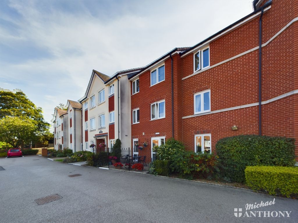 1 bed flat for sale in Pearl Court, Croft Road, Aylesbury, Buckinghamshire HP21, £125,000