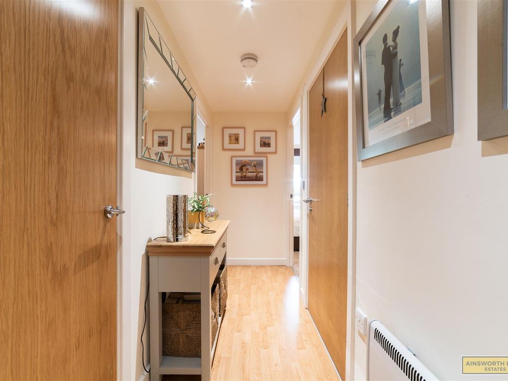 1 bed flat for sale in Oldfield Avenue, Darwen BB3, £125,000