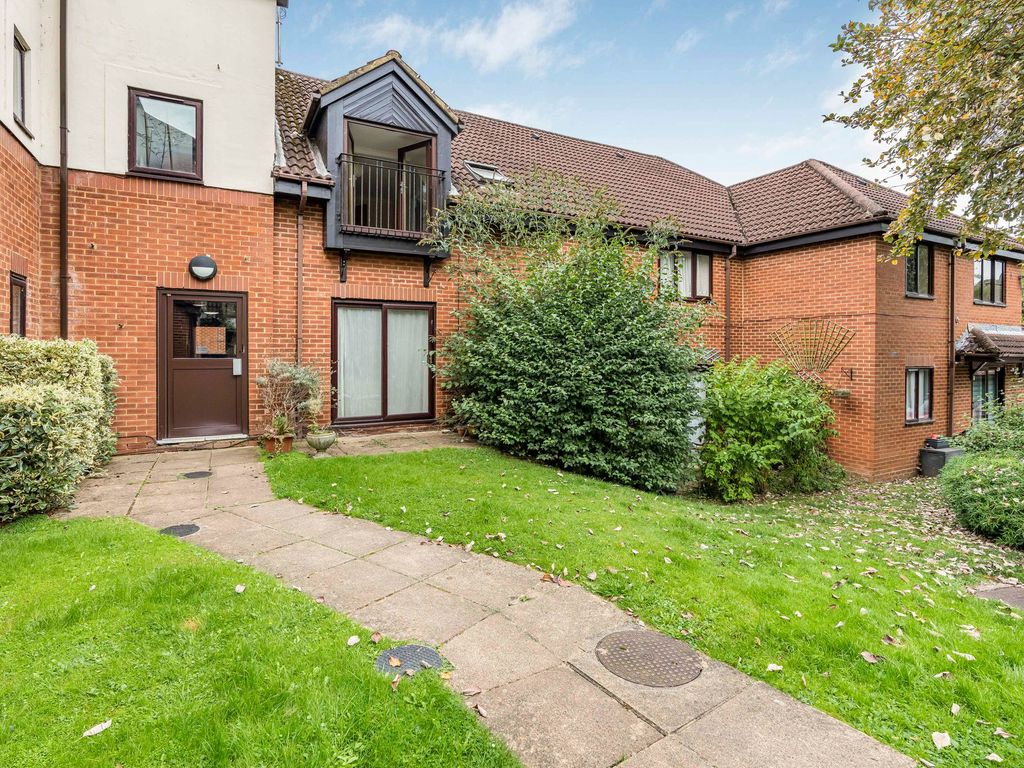 2 bed flat for sale in Eaton Avenue, High Wycombe HP12, £195,000