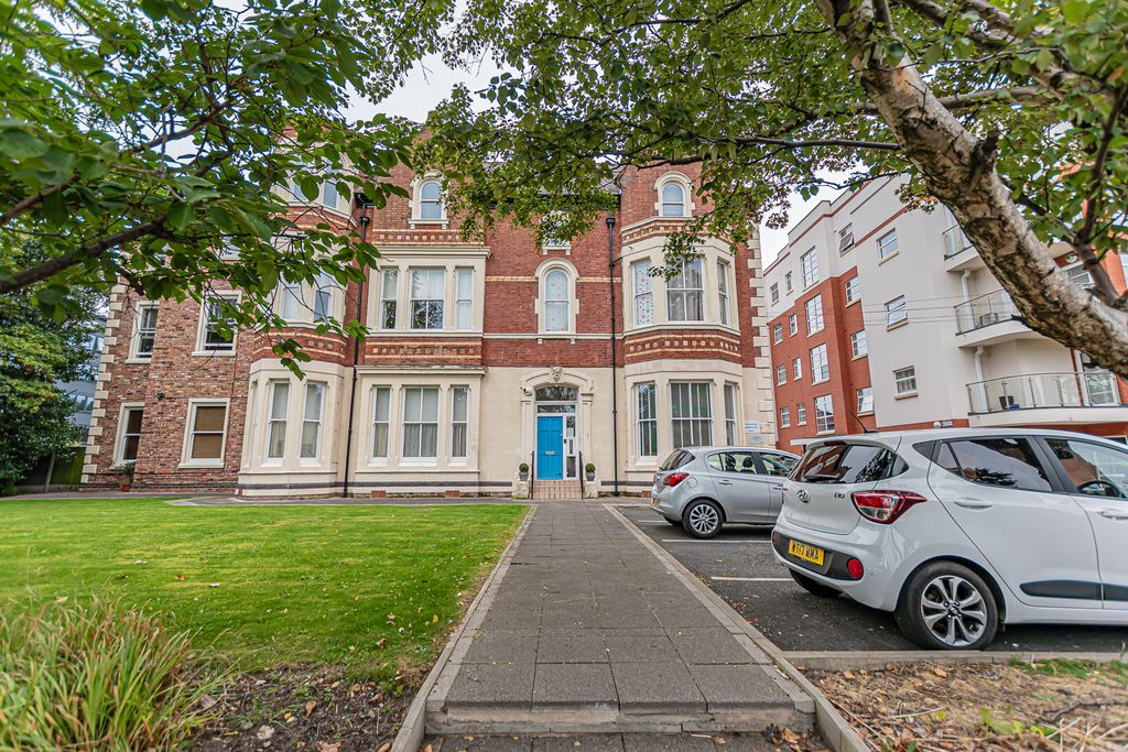 2 bed flat for sale in Crosby Road North, Waterloo, Liverpool L22, £165,000