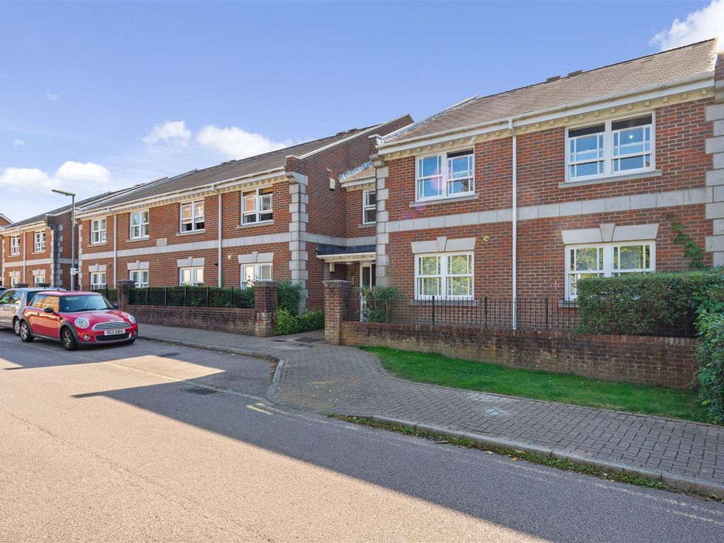 1 bed flat for sale in Eaton House, St. Lukes Square, Guildford GU1, £230,000