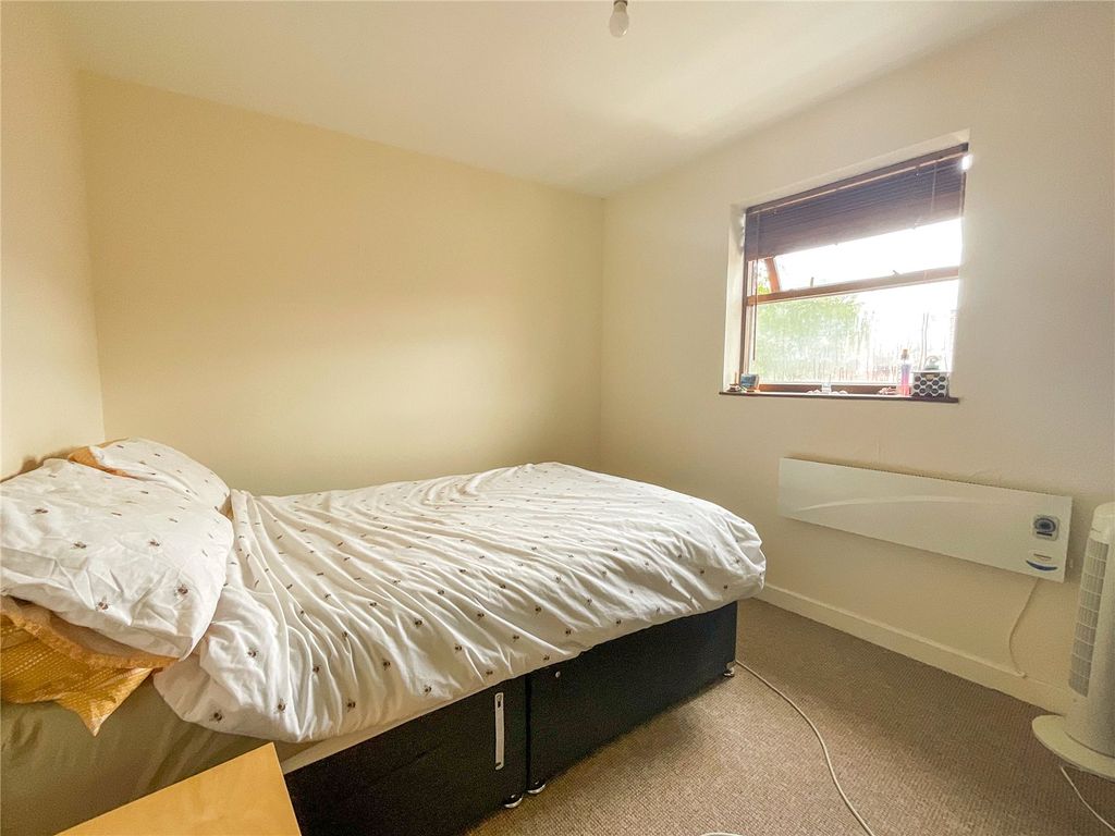 2 bed flat for sale in Alexandra Mews, Tamworth, Staffordshire B79, £139,000