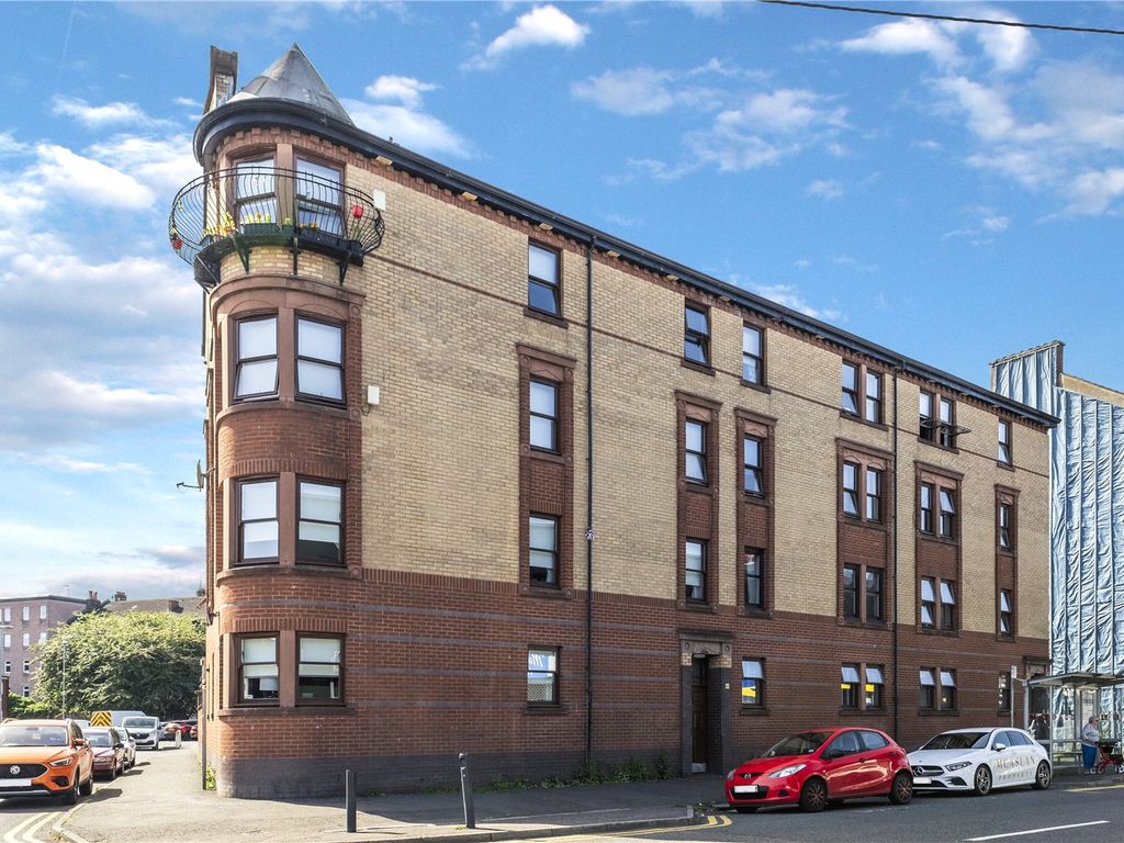 2 bed flat for sale in Dalmarnock Road, Bridgeton, Glasgow G40, £105,000