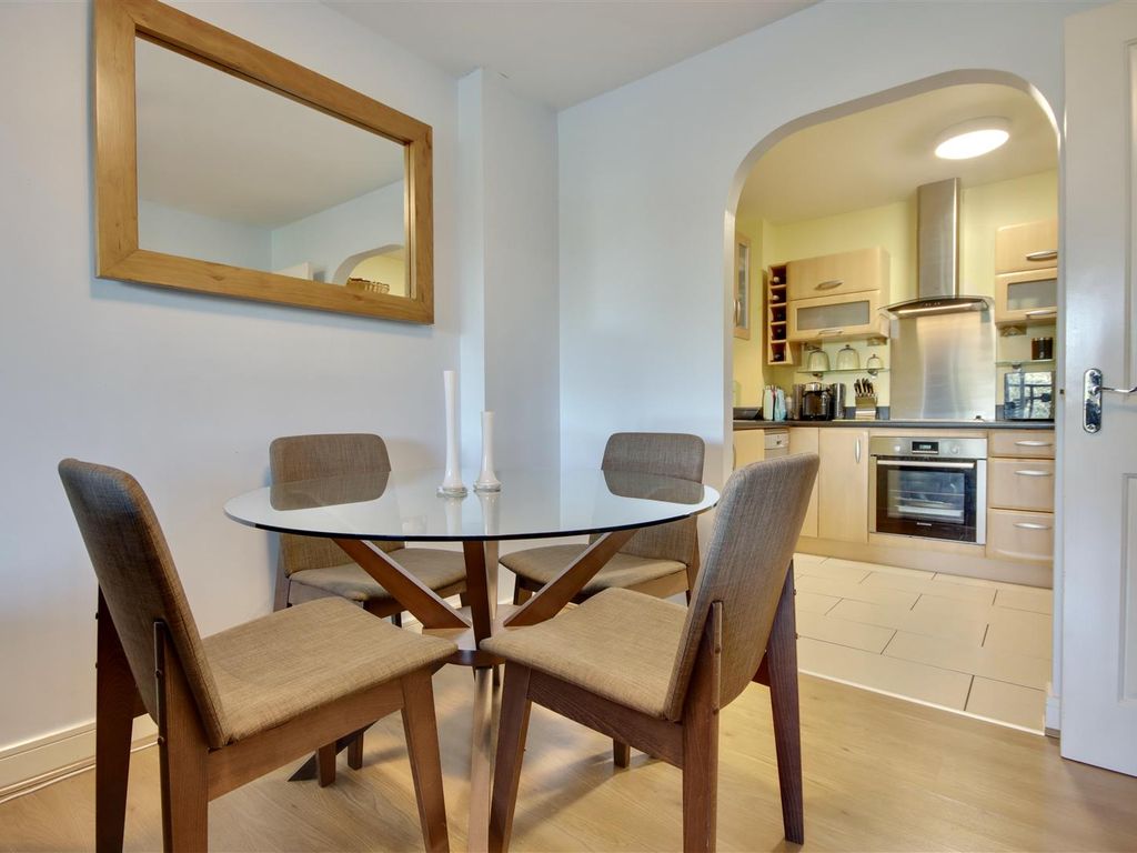 2 bed flat for sale in Gisors Road, Southsea PO4, £190,000