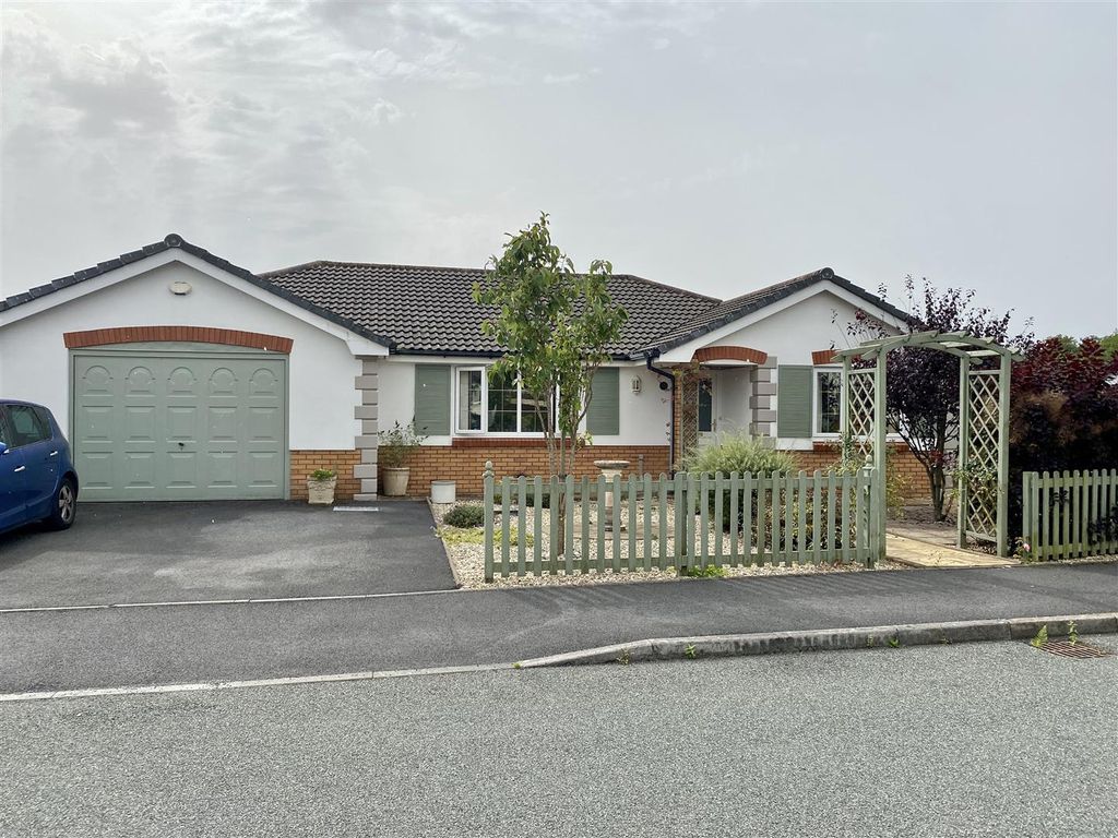 3 bed detached bungalow for sale in Gilfach Y Gog, Penygroes, Llanelli SA14, £325,000