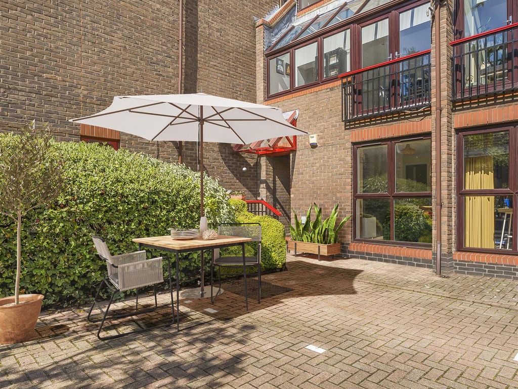 1 bed flat for sale in Bywater Place, Rotherhithe Street SE16, £290,000