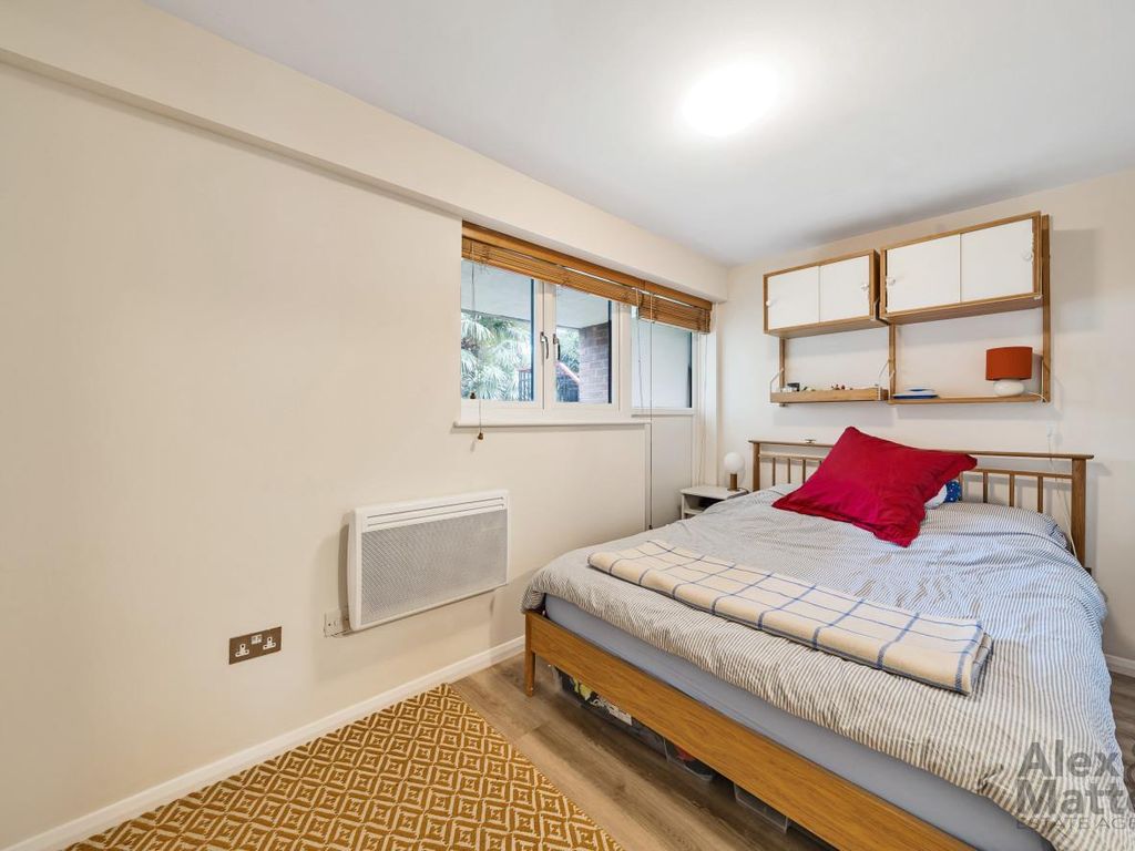 1 bed flat for sale in Bywater Place, Rotherhithe Street SE16, £290,000