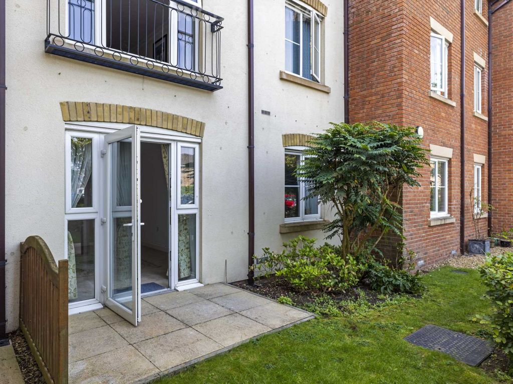 1 bed flat for sale in Pegasus Court, Egham TW20, £199,950