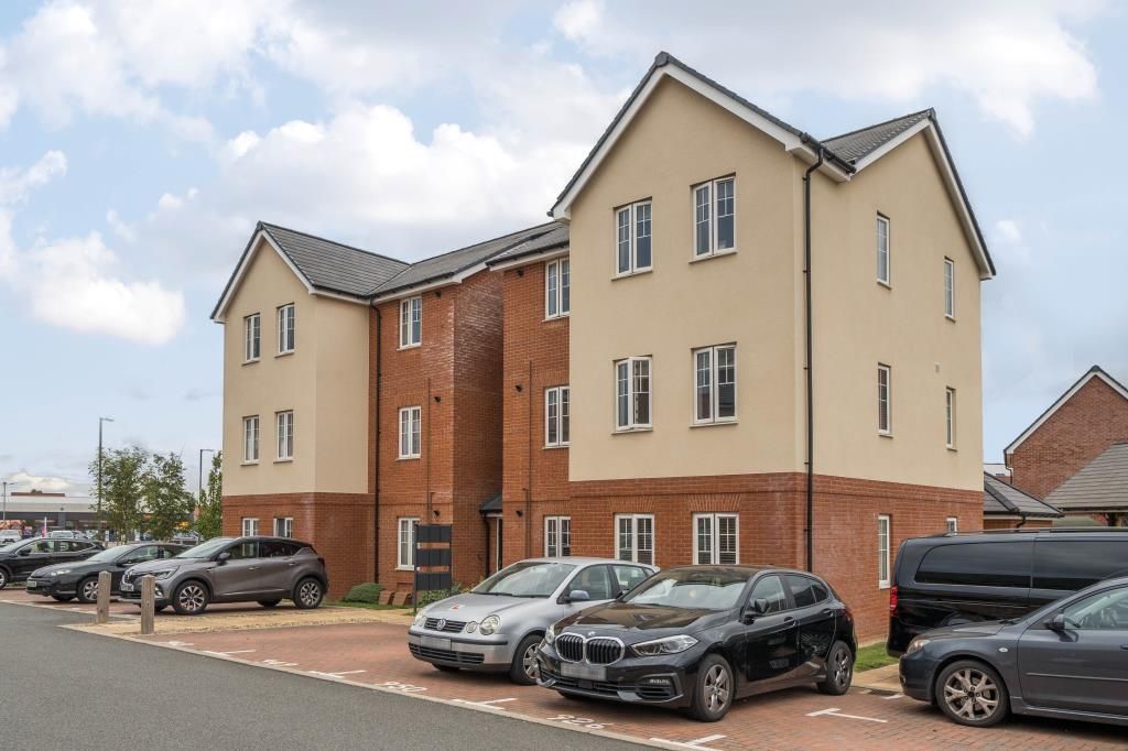 2 bed flat for sale in Elton Close, Aylesbury HP18, £200,000