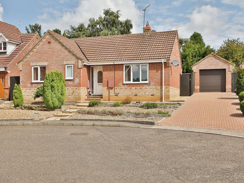 2 bed detached bungalow for sale in Kingfisher Close, Fakenham NR21, £325,000