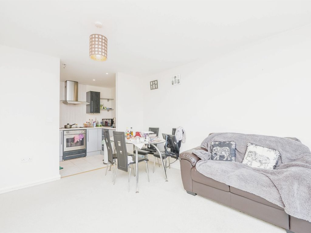 1 bed flat for sale in Churchill Way, Cardiff CF10, £140,000