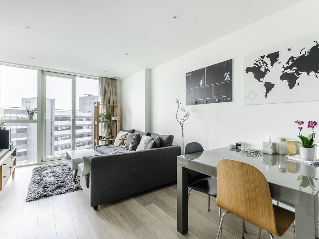 1 bed flat for sale in Saffron Central Square, Croydon CR0, £260,000