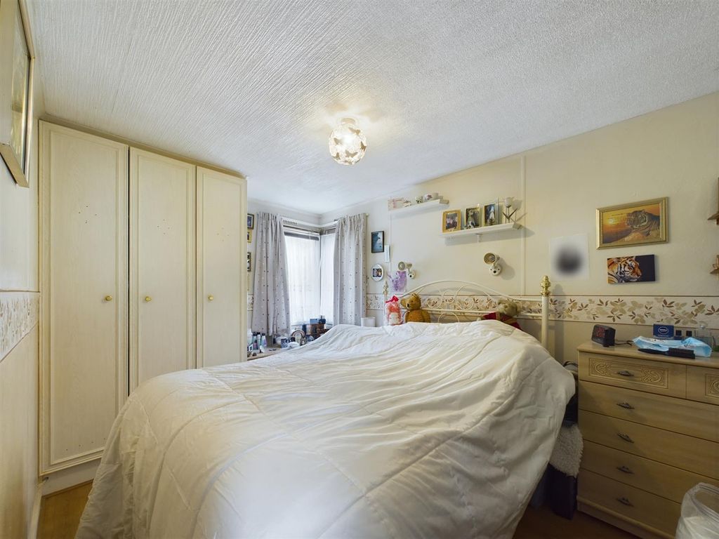 2 bed mobile/park home for sale in Sixth Avenue, Garston Park, Tilehurst, Reading RG31, £145,000