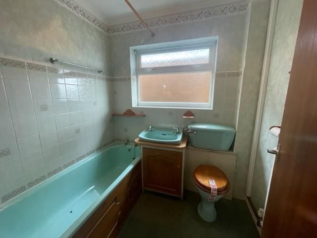 2 bed detached bungalow for sale in Pentrosfa Road, Llandrindod LD1, £239,950