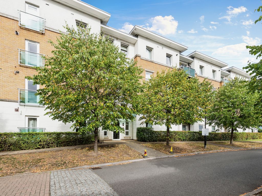 2 bed flat for sale in Highbury Drive, Leatherhead, Surrey KT22, £325,000