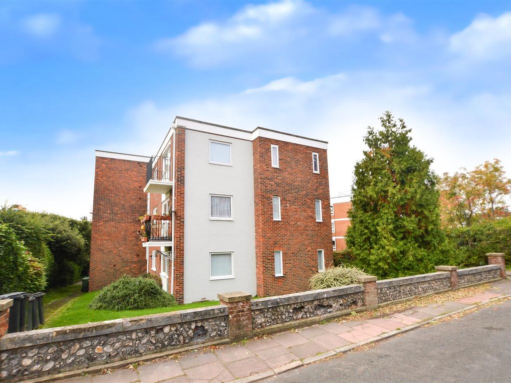 2 bed flat for sale in Selwyn Road, Eastbourne BN21, £195,000