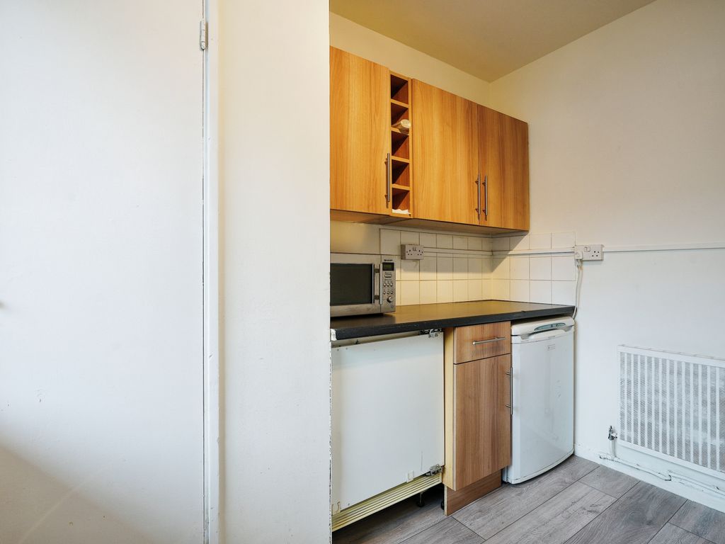 1 bed flat for sale in Brandon Estate, London SE17, £220,000