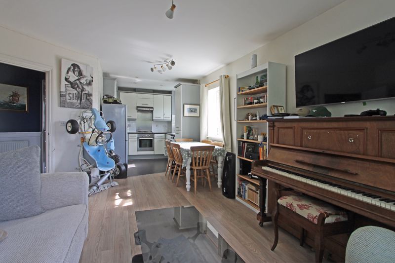 2 bed flat for sale in Broomfield, Bells Yew Green, Tunbridge Wells TN3, £275,000