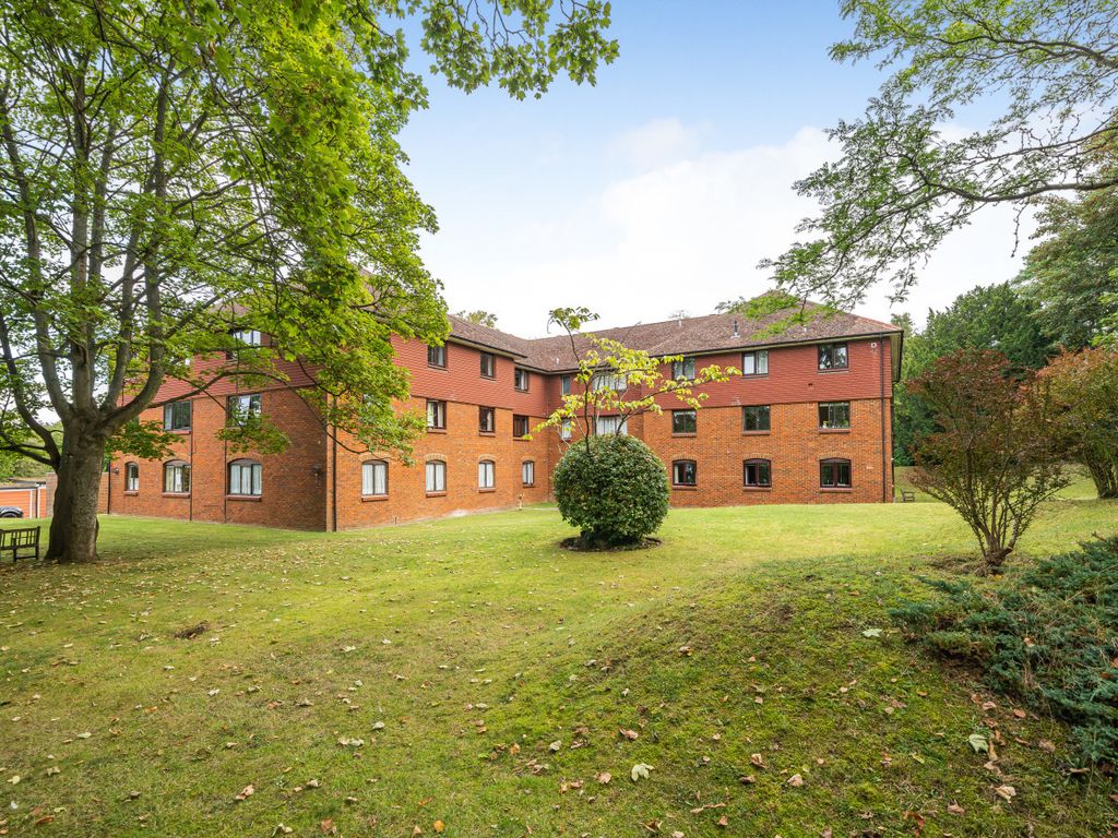 2 bed flat for sale in Boxgrove Road, Guildford, Surrey GU1, £325,000