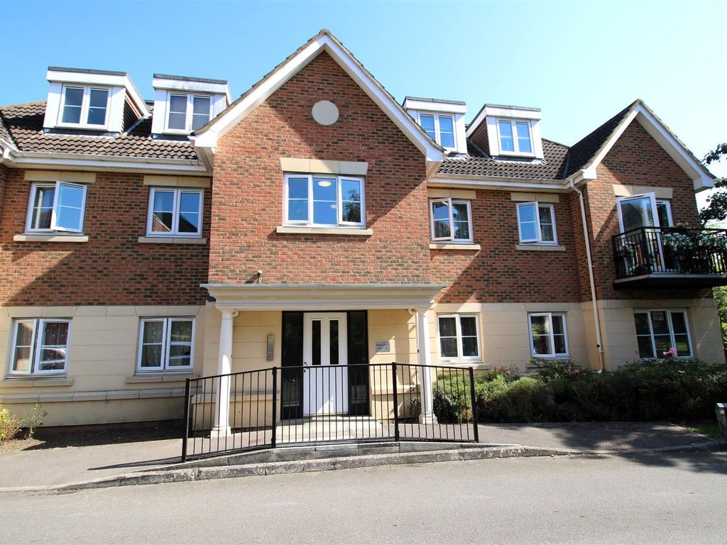 1 bed flat for sale in Toad Lane, Blackwater, Camberley GU17, £210,000