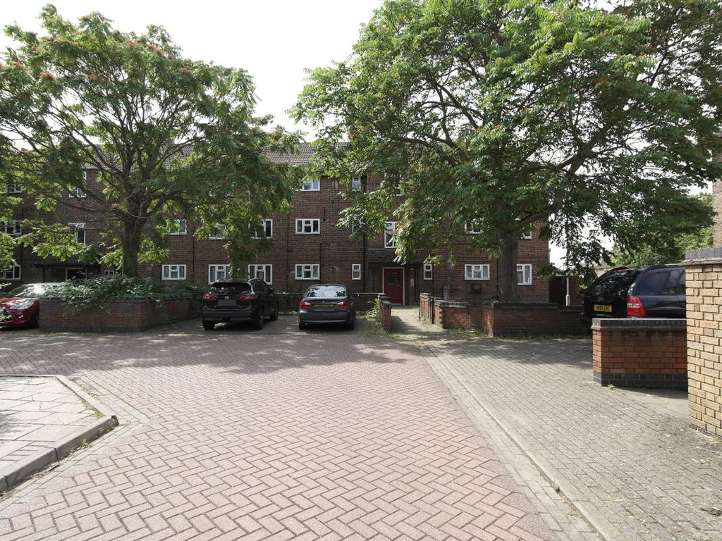 1 bed flat for sale in Broxburn Drive, South Ockendon, Essex RM15, £120,000
