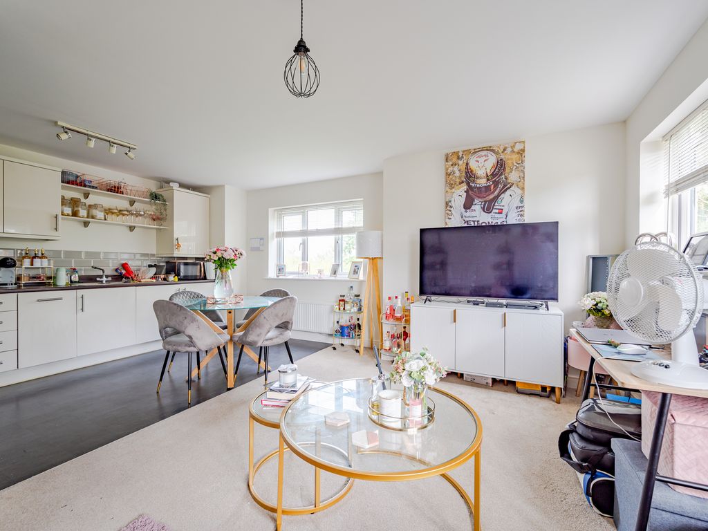 2 bed flat for sale in Kensington Way, Polegate BN26, £215,000