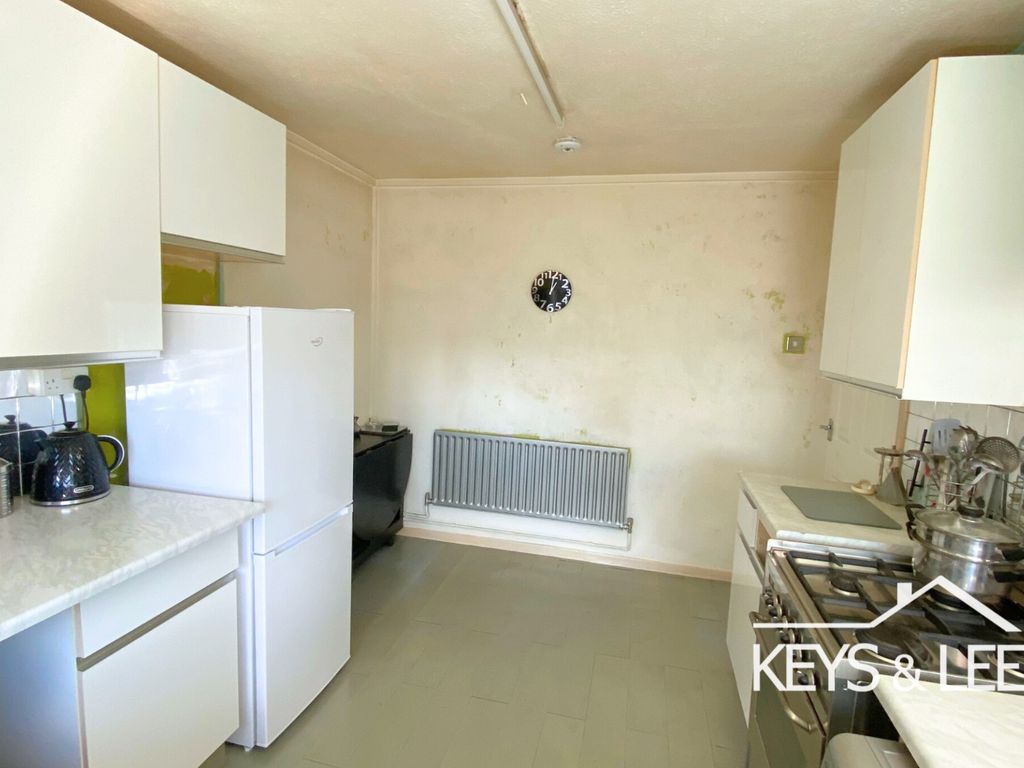 2 bed flat for sale in Hillrise Road, Collier Row, Romford RM5, £220,000