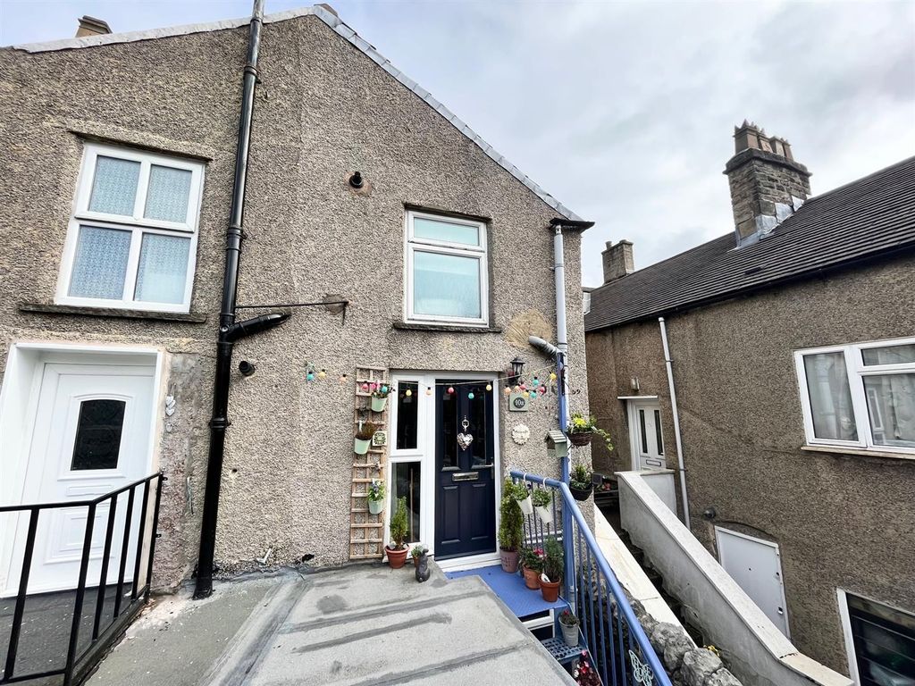 2 bed maisonette for sale in High Street, Buxton SK17, £124,950