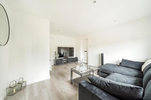 2 bed flat for sale in High Wycombe, Buckinghamshire HP13, £195,000