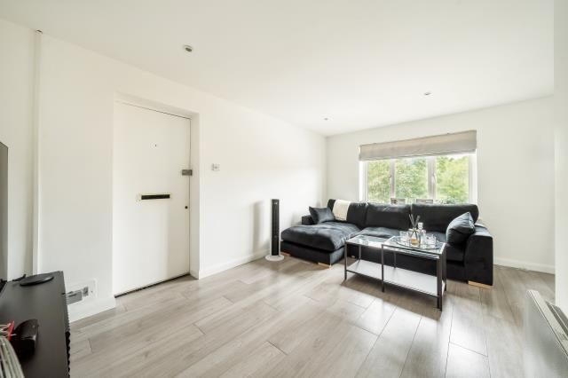 2 bed flat for sale in High Wycombe, Buckinghamshire HP13, £195,000