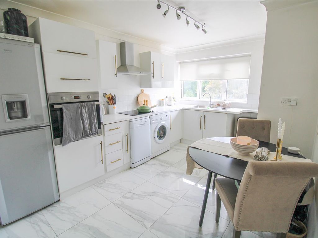 2 bed flat for sale in Tanys Dell, Harlow CM20, £220,000