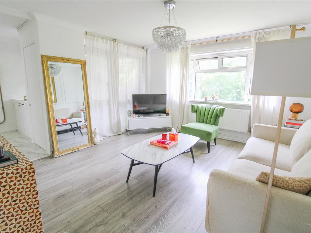 2 bed flat for sale in Tanys Dell, Harlow CM20, £220,000