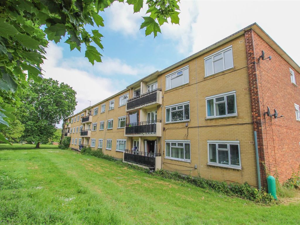 2 bed flat for sale in Tanys Dell, Harlow CM20, £220,000
