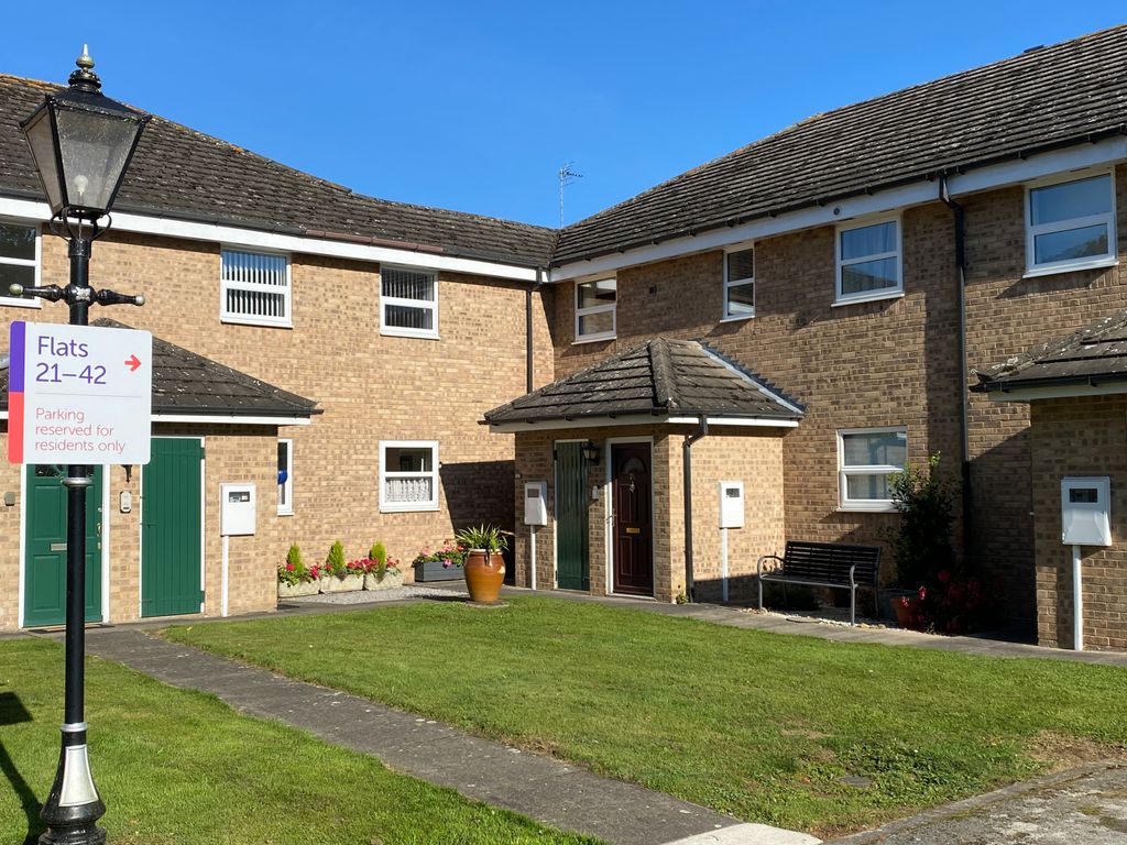 2 bed flat for sale in Arnoldfield Court, Gonerby Hill Foot, Grantham NG31, £120,000