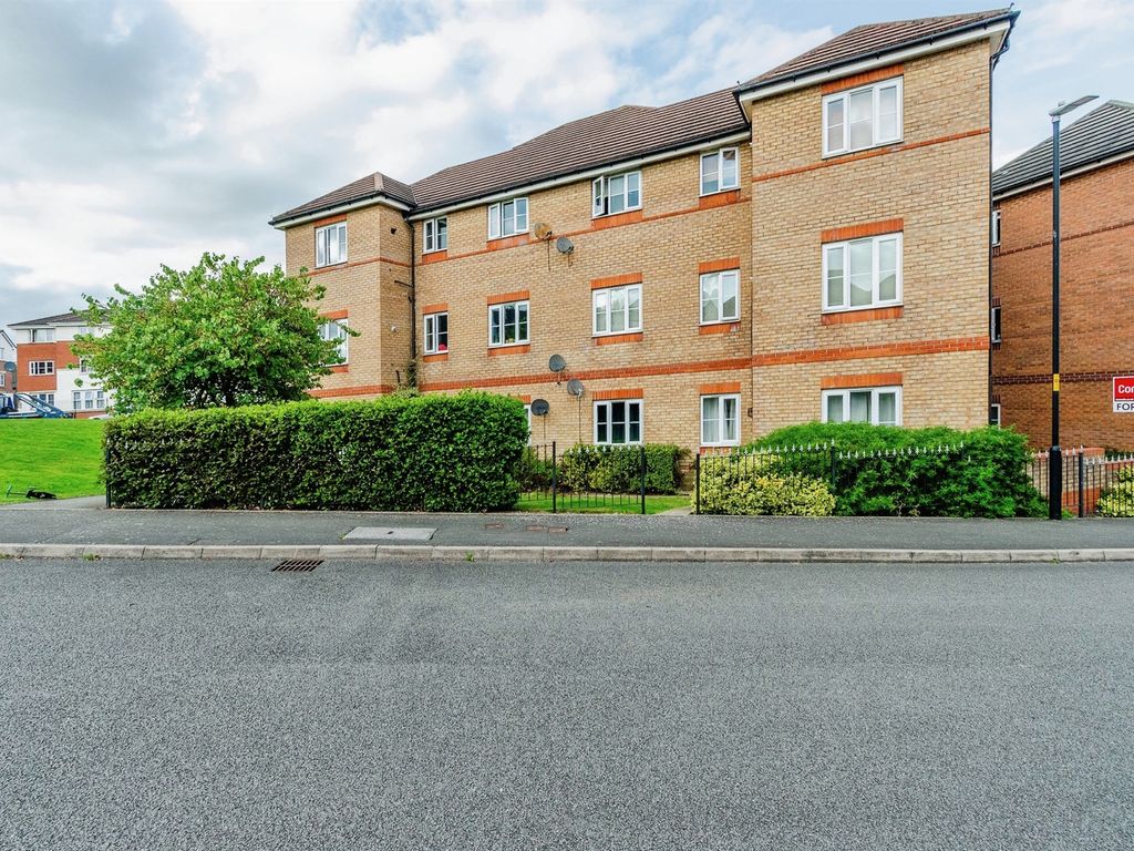 2 bed flat for sale in Ashdown Grove, Walsall WS2, £80,000