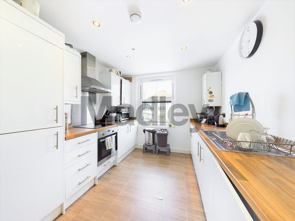 1 bed flat for sale in Plough Way, London SE16, £270,000