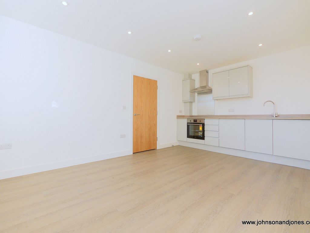 1 bed flat for sale in Guildford Road, Chertsey KT16, £195,000