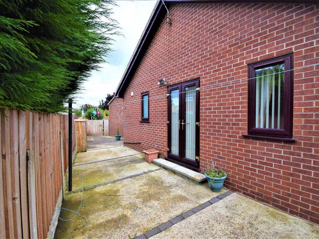 3 bed detached bungalow for sale in Barlings Close, Scotter, Gainsborough DN21, £215,000